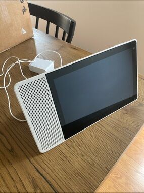 Lenovo Smart Display Tablet in White and Black